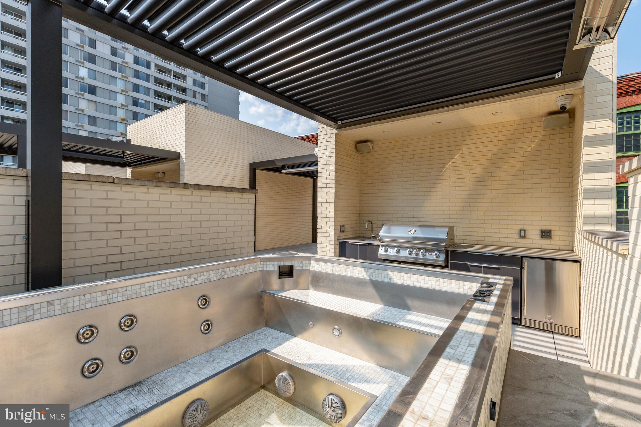 LOGAN SQUARE - Residential