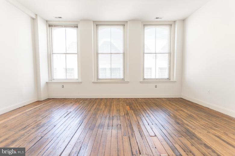 Welcome to vibrant and historic CENTER CITY EAST, where culture, convenience, and comfort come together to create the ultimate urban lifestyle. These beautifully designed loft-style one-bedroom apartments feature soaring ceilings, OVERSIZED WINDOWS, and HARDWOOD FLOORING THROUGHOUT, offering a spacious, airy feel filled with natural light. Modern, fully equipped kitchens provide sleek appliances and ample counter space, perfect for preparing everything from a quick breakfast to an evening dinner with friends. Each floor includes convenient LAUNDRY FACILITIES, and the building offers elevator access for easy movement throughout the community. Residents can also enjoy a state-of-the-art FITNESS CENTER—ideal for maintaining a healthy lifestyle without ever leaving home.
This PET-FRIENDLY building welcomes your four-legged companions and offers a range of modern conveniences, including an online resident portal where you can easily pay rent or submit maintenance requests. Whether you're a student at Thomas Jefferson University, a medical professional at one of the nearby hospitals, or a city enthusiast looking for a central, walkable location, this community caters to your lifestyle.
For food lovers, the area is a dream come true. You’re only minutes from local culinary institutions like Reading Terminal Market, and fine dining options such as Maggiano’s Little Italy, Morimoto, Rosa Blanca, The Melting Pot, and Jones. With seamless access to public transportation—including the Market East SEPTA Station and multiple bus routes—commuting around Philadelphia and beyond is both quick and convenient.
Perfectly situated near Chinatown, Thomas Jefferson University, Jefferson University Hospitals, and the Pennsylvania Convention Center, this prime location places you at the crossroads of Philadelphia’s educational, medical, and cultural hubs. Just a short walk away, you’ll also find iconic attractions such as Reading Terminal Market, the National Constitution Center, Jeweler’s Row, and the Betsy Ross House—making every day an opportunity to explore and enjoy the best the city has to offer.
Don’t miss the chance to live in one of the city’s most exciting and diverse neighborhoods. **Please note: Photos are of a model unit. Finishes and layout may vary. Upgraded amenities are available in select apartments. Pricing and availability are subject to change.**