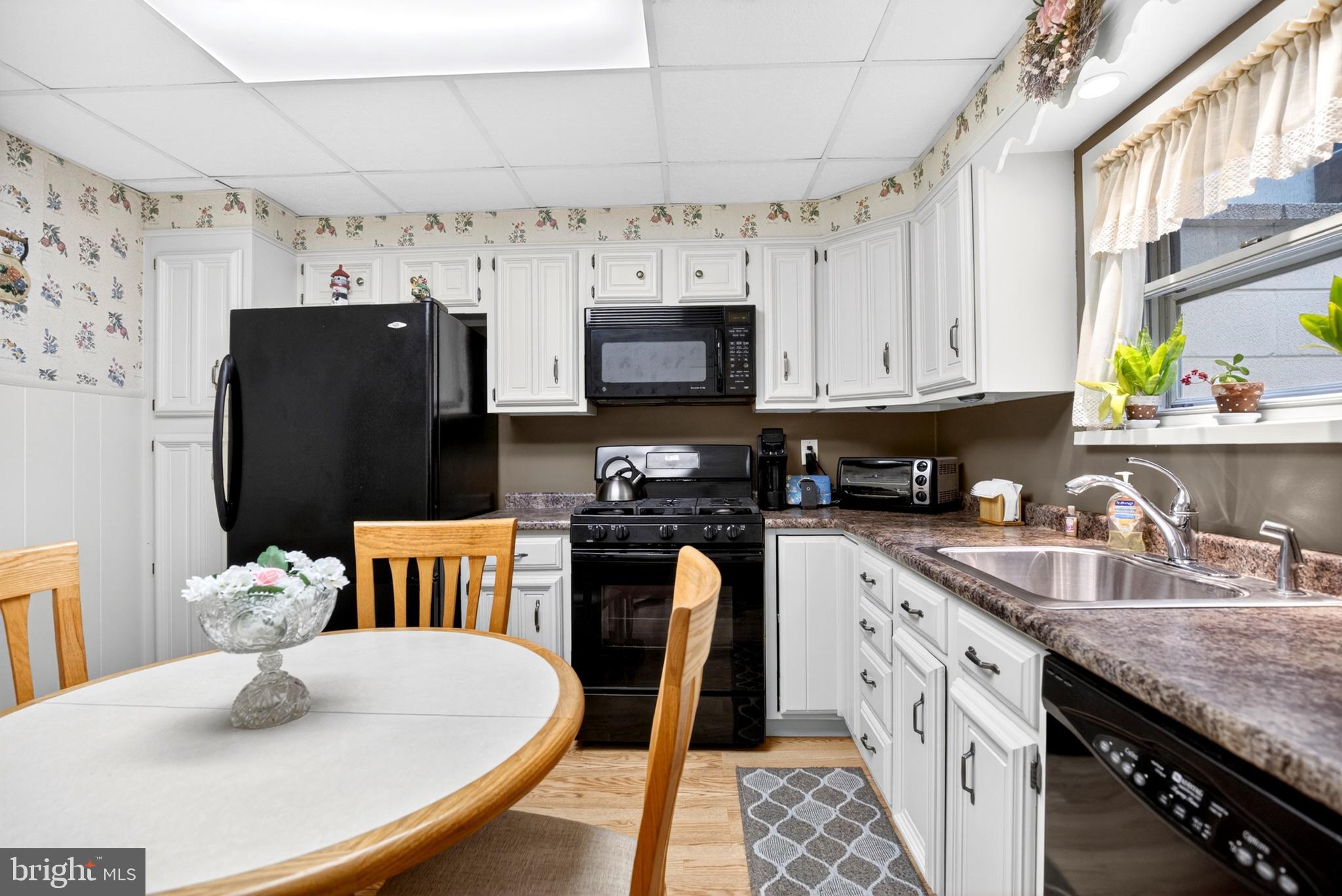 QUEEN VILLAGE - Residential