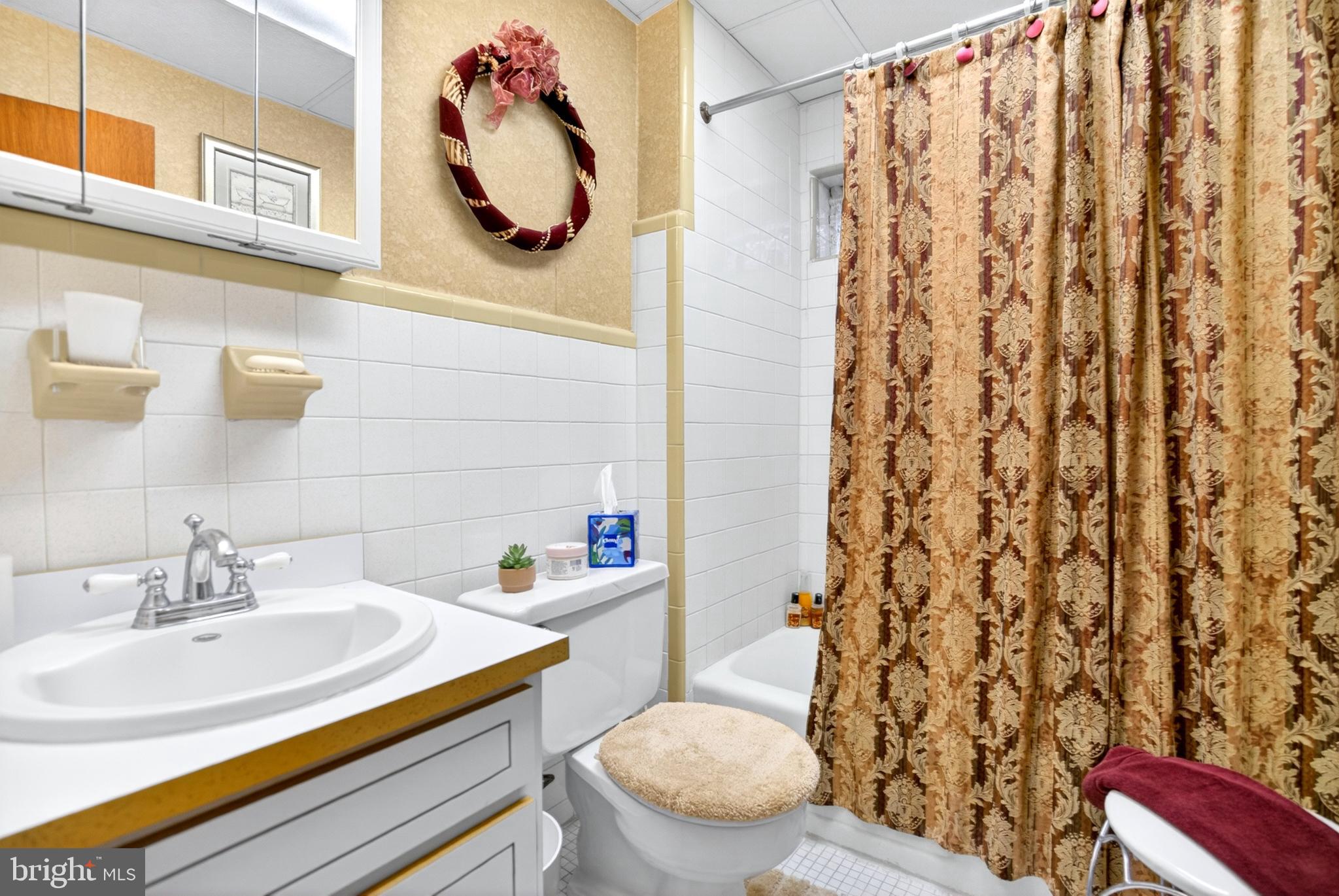 QUEEN VILLAGE - Residential