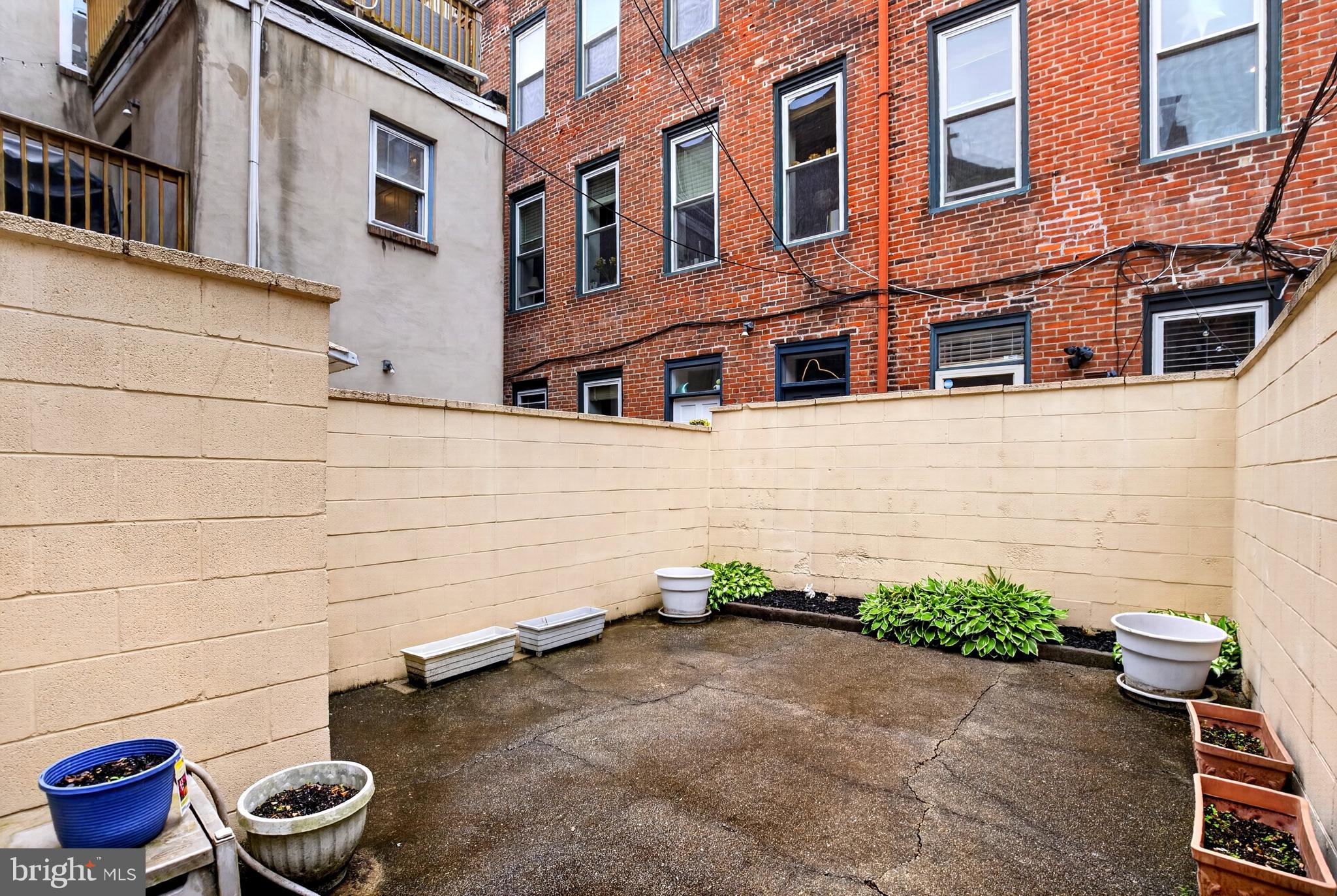 QUEEN VILLAGE - Residential