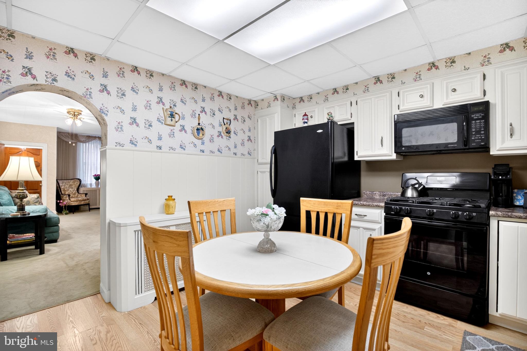 QUEEN VILLAGE - Residential