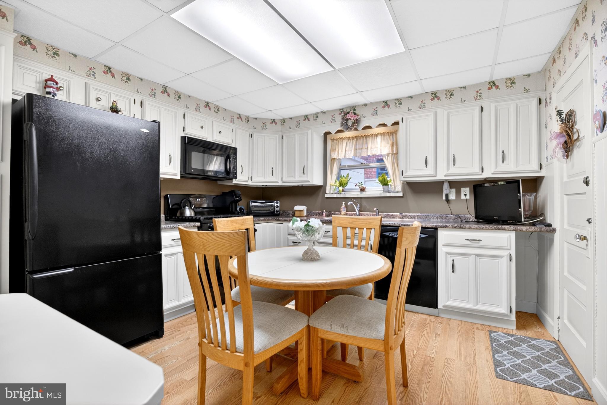 QUEEN VILLAGE - Residential