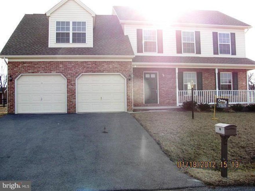 Nice 4 bedroom, 2.5 bath Colonial in Bridle Creek. Front porch,family room, formal living and dinning room withhardwood floors. Upgrade master bath with huge walk-in closet, quite subdivision with schools and shopping just around the corner.Recent renovations include: stainless appliances, grante countertops, washer/dryer on bedroom level, hardwood in family room, new blinds and deck!