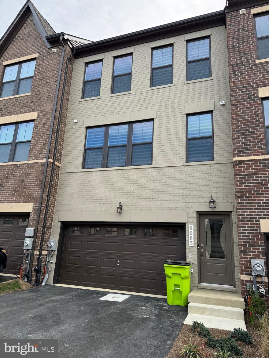 1 Bedroom for rent one is $1,200.00, this is a completely new town house near to public transportation, shopping centers, Public schools; very convenient location
1 month rent and month for security deposit required; rent includes utilities, internet(WIFI) 
No laundry