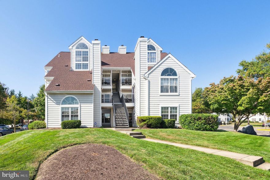 INVESTOR ALERT! Low maintenance 1 bed/1 bath condo w/ loft located in The Vistas at Bowie Towne Center.  Open floor plan w/vaulted ceilings & tons of natural light. Kitchen is complete w/breakfast bar & granite countertops. Stackable washer/dryer in unit. 

A COMMUTERS DREAM!  Condo is in walking distance to Bowie Town Center (center has a gym & PLENTY of shopping & dining). In close proximity to route 50, 301 & walking distance to metro bus rider lot/pickup. PERFECT INVESTMENT/RENTAL PROPERTY & priced to sell!