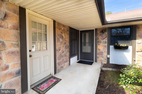 Townhouse For Sale - 8 Abbey Court Ct<br/> CARLISLE, PA 17015