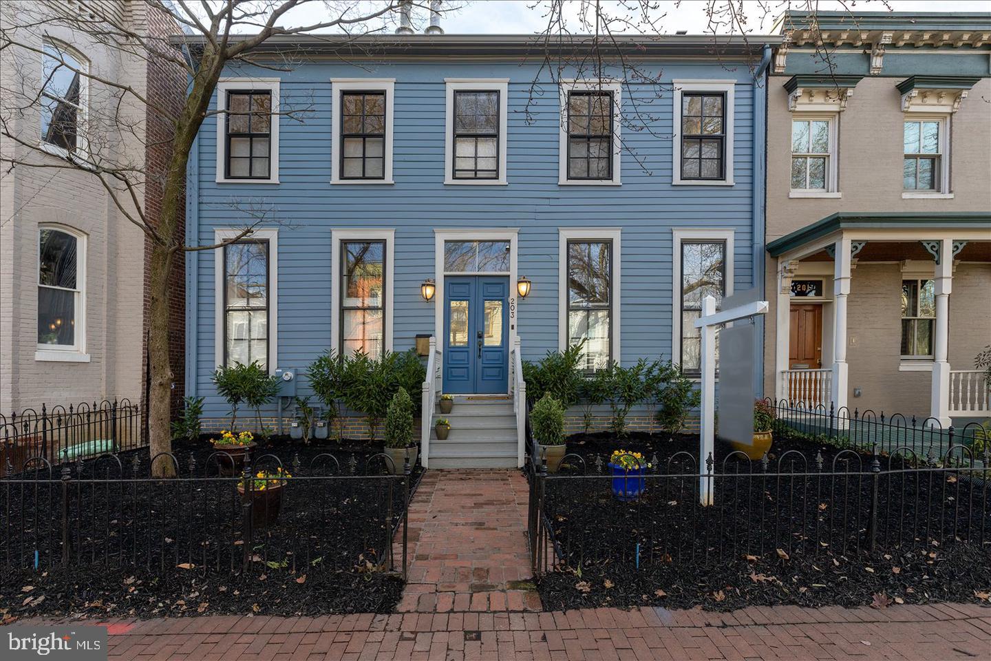 203 9TH STREET SE