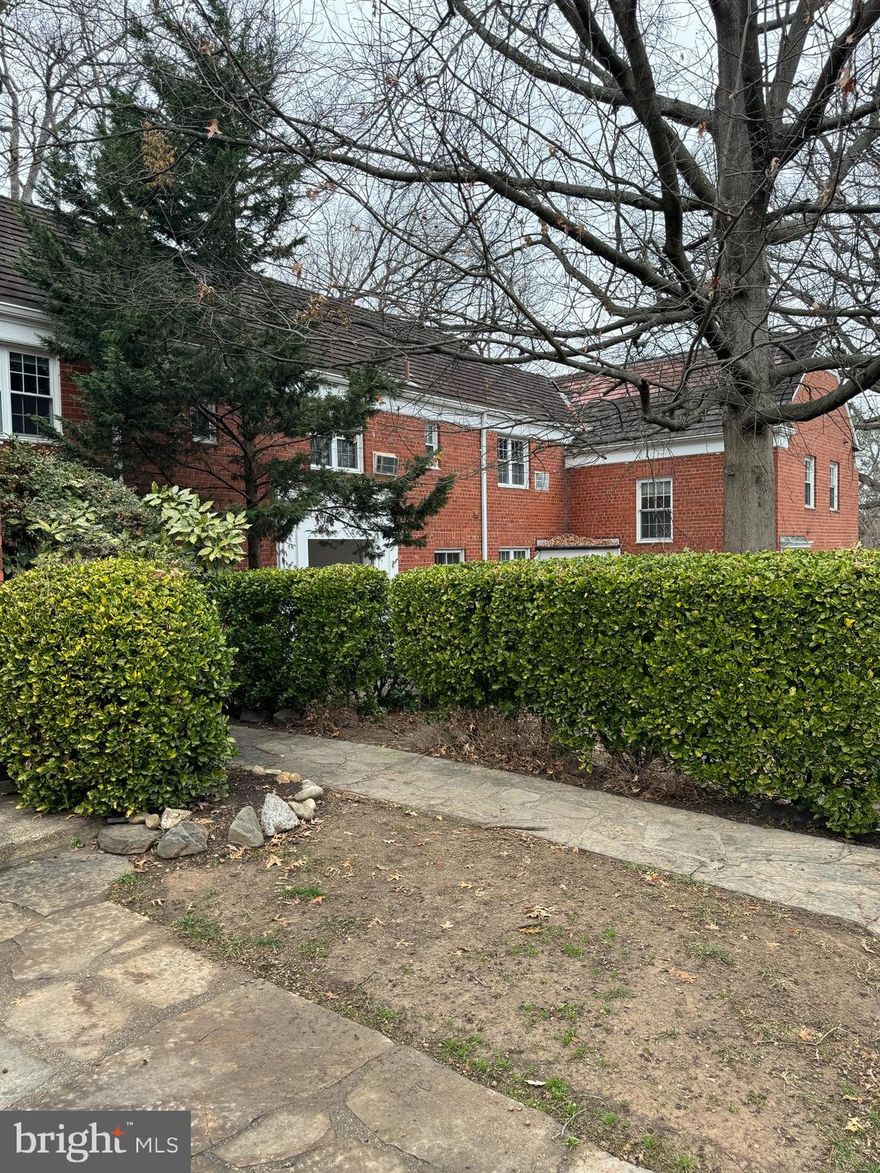 Welcome to one of the few 3 bedroom models ever to come up for rent. The Harrison Model is enormous. Cozy courtyard setting and large deck out back facing parkland. GLEAMING hardwood floors throughout. Renovated kitchen with granite countertops, stainless steel appliances and tile floor. Bathroom renovation with sliding glass doors , new tile and luxurious shower-head.  Pet ok with $500 refundable deposit. Available immediately. EZ parking in inlet. QUIET! EZ commuting to Pentagon or Old Town with public transportation a short stroll.