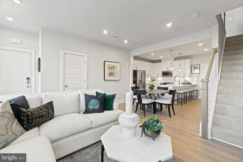 Townhouse For Rent - 43805 Middleway Terrace Ter<br/> Loudoun County, ASHBURN, VA 20147