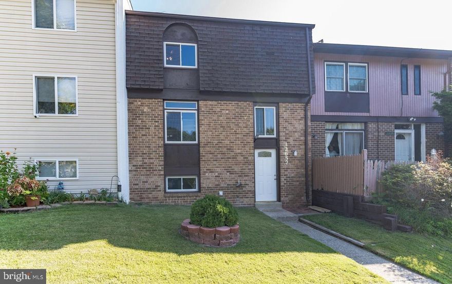 Light and Bright basement apartment for rent! Walk in using your own entrance into a spacious living area with wood floors. Kitchen space includes plenty of counter space and cabinet space. The spacious bedroom includes plush carpeting. Bathroom includes sink with cabinet and tub shower. Easy access to Potomac Mills, Shopping, Dining and 95. Rent includes utilities and one  reserved parking spot.