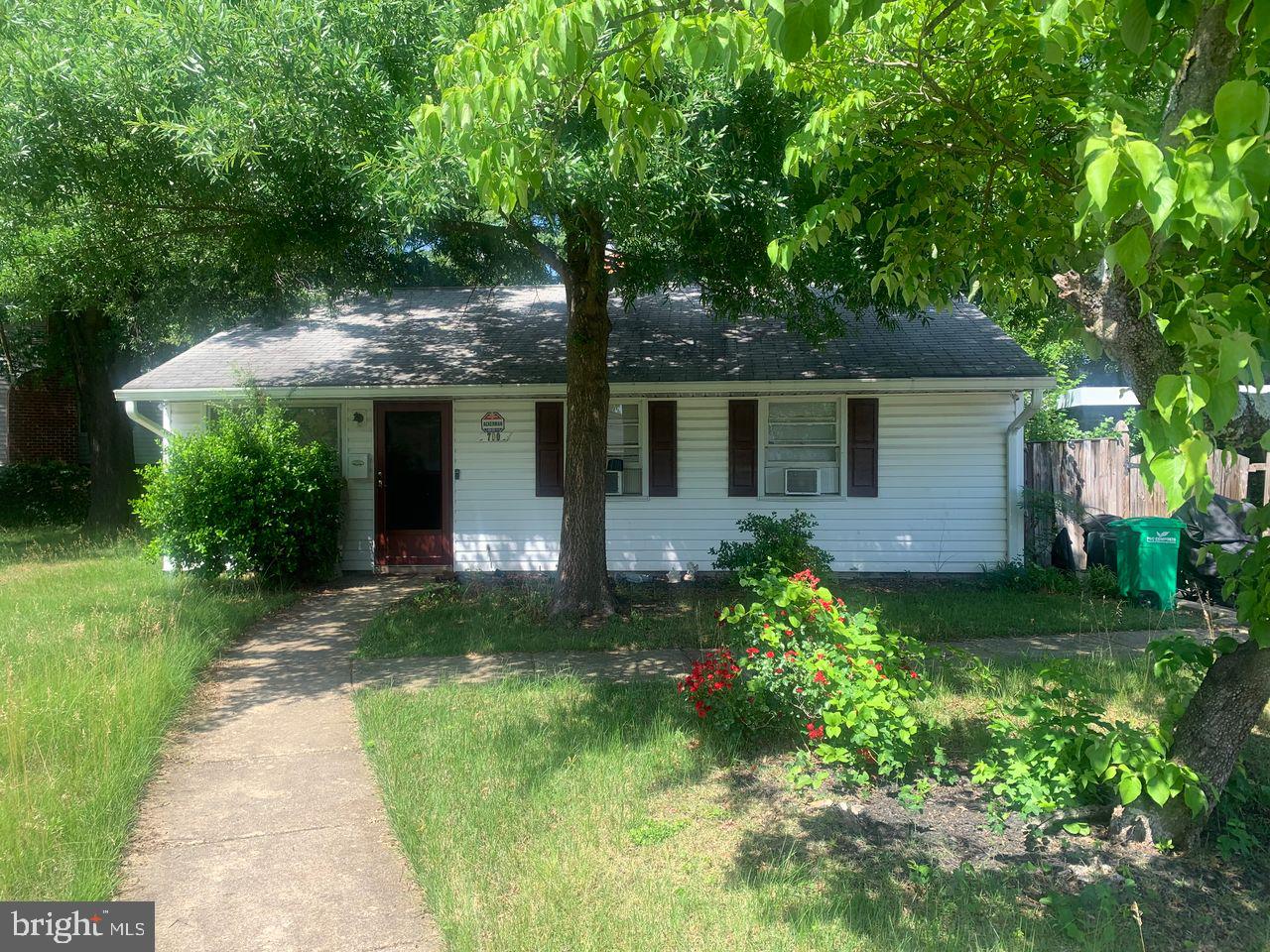 SOUTH LAWN - Residential