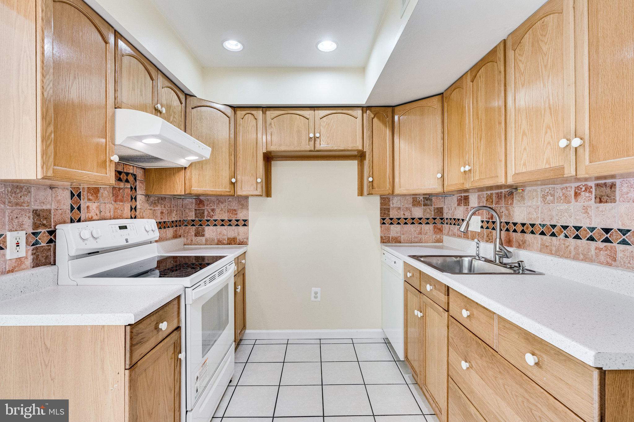 FAIRFAX PLAZA TOWNHOUSES - Residential Lease