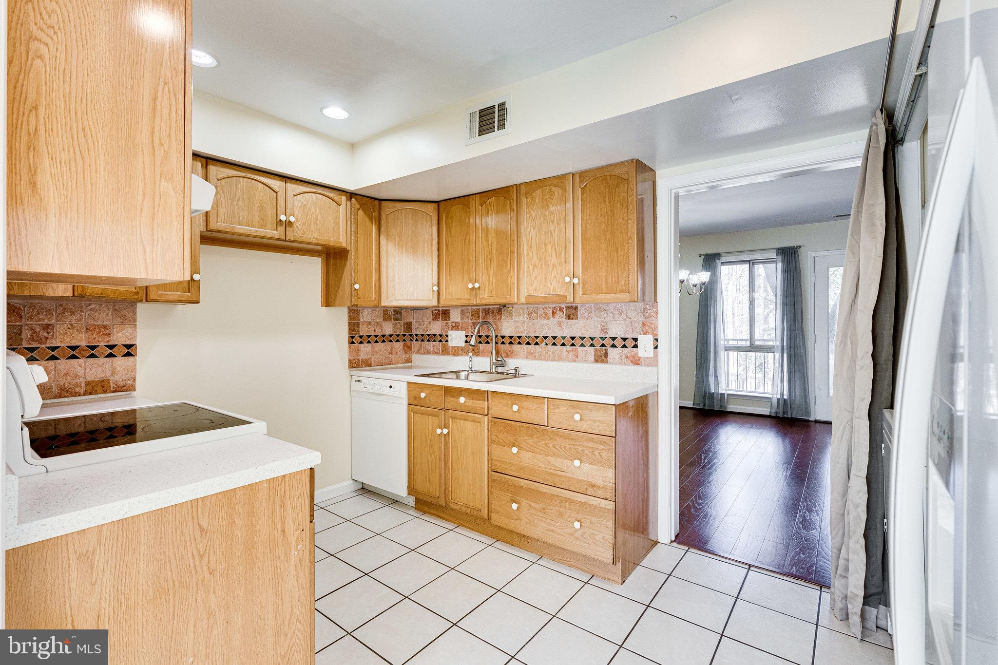 FAIRFAX PLAZA TOWNHOUSES - Residential Lease