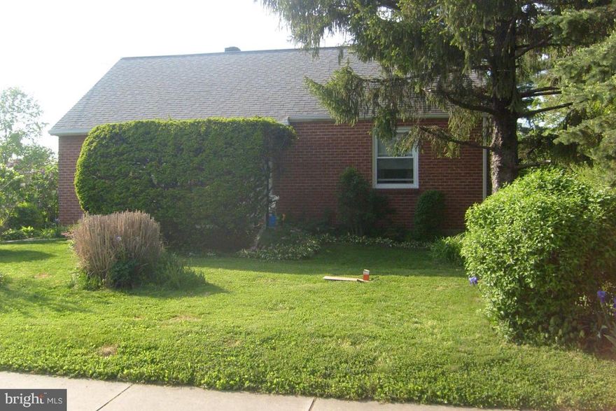 Cute single, Quiet street, Quiet private back yard, hardwood under carpets, needs cosmetic work.