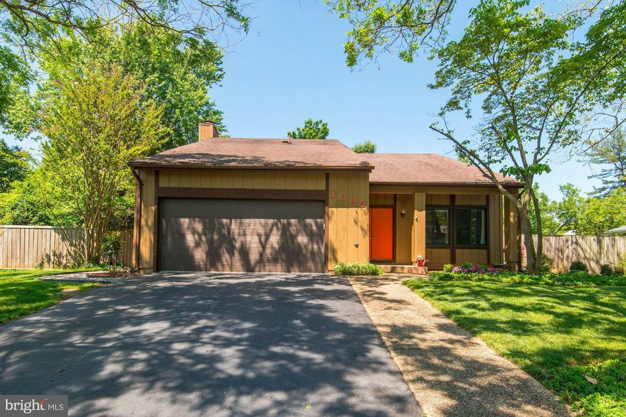 Well-cared for home. 3 fin levels, 3 bedrooms (master has sitting room-can be converted to 4th bedroom), 3.5 baths, 2-car garage, fenced backyard, bi-level deck with hot tub, screened porch, updated floors, fireplace, updated paint, newer roof, remodeled bathrooms, solid surface kitchen countertops, lower level office, rec room and ample storage. 2 Story family room with great windows and a screened in porch off the back make this home perfect for entertaining. Located a few doors down from cul-de-sac and walkable to pool, tennis, parks, playgrounds, walking and bike trails, creek, etc. Just minutes to major commuting routes, schools, shopping, restaurants, downtown Herndon, Tysons Corner, and airport. Hunters Creek Swim & Racquet Club membership is available (fee).  RV/boat storage site available(fee).