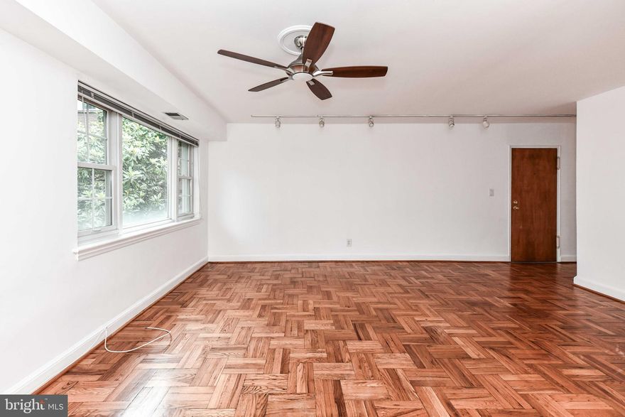 *TOP FLOOR! LIGHT & BRIGHT! *628 sqft condo in hottest of locations (Arlington!)*Under a mile to Rosslyn METRO* Third floor unit w/hardwood floors and plenty of light! *Water/Sewer/Trash Removal/Parking included in rent. Washer/dryer in community rm in basement*Pets case by case*GOOD CLOSET SPACE*Surrounded by mature trees, trails, parks, shopping and more! Just down the street from Fort Myer, Iwo Jima Memorial, and an 18-mile Bike/foot path that extends from Key Bridge down to Mt. Vernon! Walking distance to multiple metro stops including Courthouse, Rosslyn, and Arlington Cemetery stops - Orange, Blue & Silver lines! Take a stroll to Arlington Cemetery, or over the bridge into Georgetown or the National Mall!

*Available for lease 7/1*