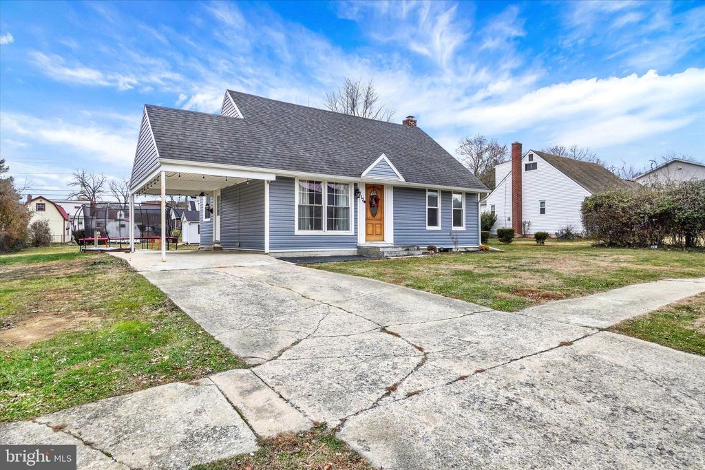 Photo of 112 Oakleigh Drive, YORK, PA 17402 (MLS # PAYK2094856)