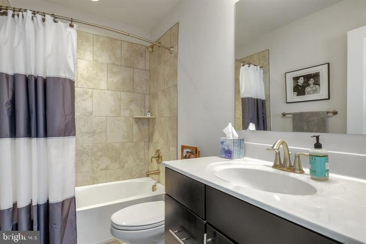 OXFORD SQUARE - Residential Lease