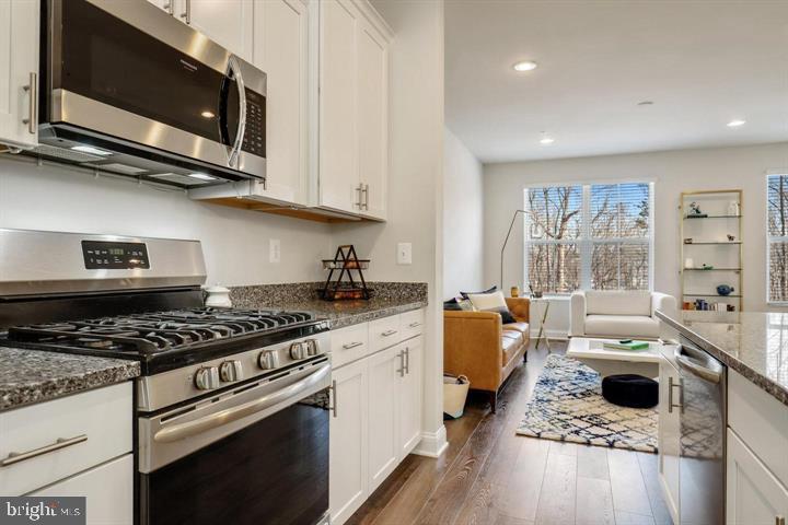 OXFORD SQUARE - Residential Lease