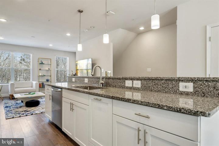 OXFORD SQUARE - Residential Lease