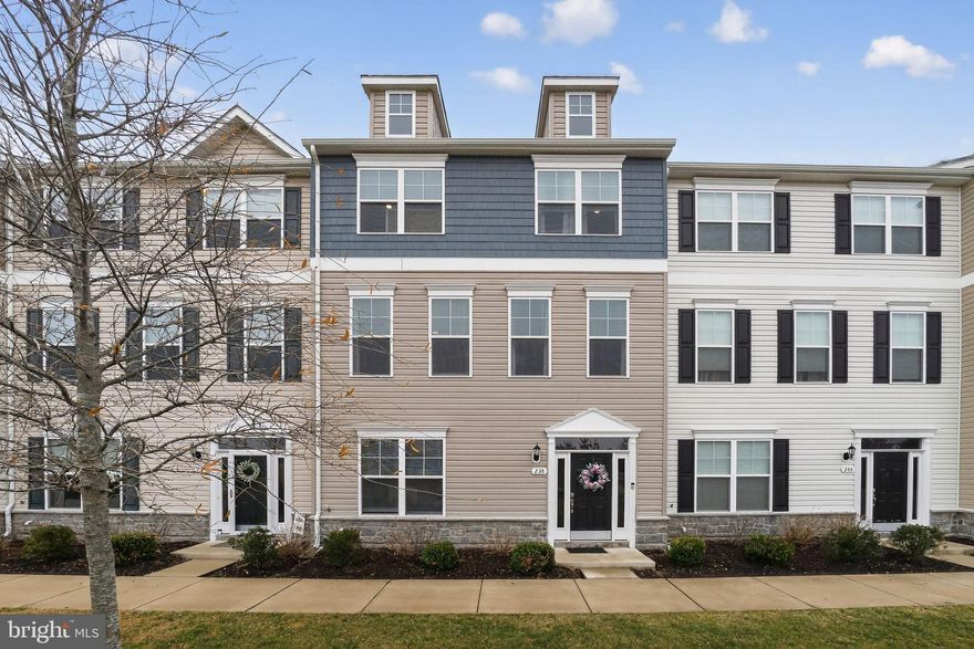 Better Than New!!! Open Houses Friday March 13th 4pm-7pm & Saturday March 14th 11am-2pm! Turn-Key and Updated Throughout! Home features 4 bedrooms, 3.5 baths, open floor plan, designer kitchen, gleaming flooring, extensive natural light, oversized 2 car garage and more! Community features pool, clubhouse, boat storage, pier, kayak/paddleboard launch, playground, walking paths and vast open space. Minutes to local shopping, entertainment, major highways & airports. 3D virtual walkthrough, professional photos, floor plans and dimensions available in Virtual Tour. Contact agent to schedule showing or for additional information.