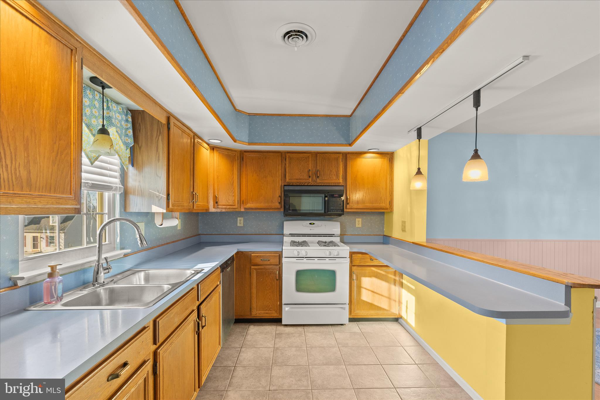 CROWN POINTE CONDOMINIUMS - Residential