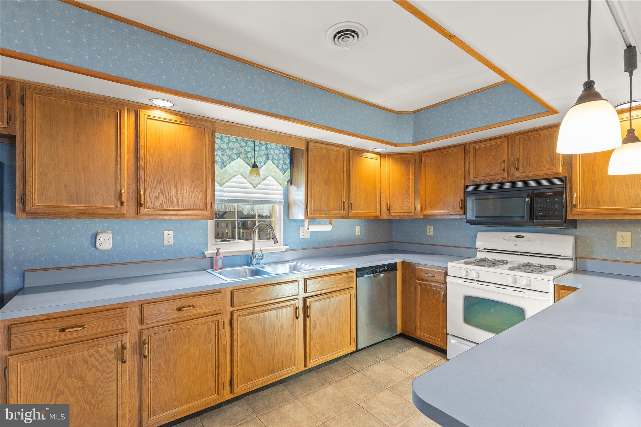 CROWN POINTE CONDOMINIUMS - Residential