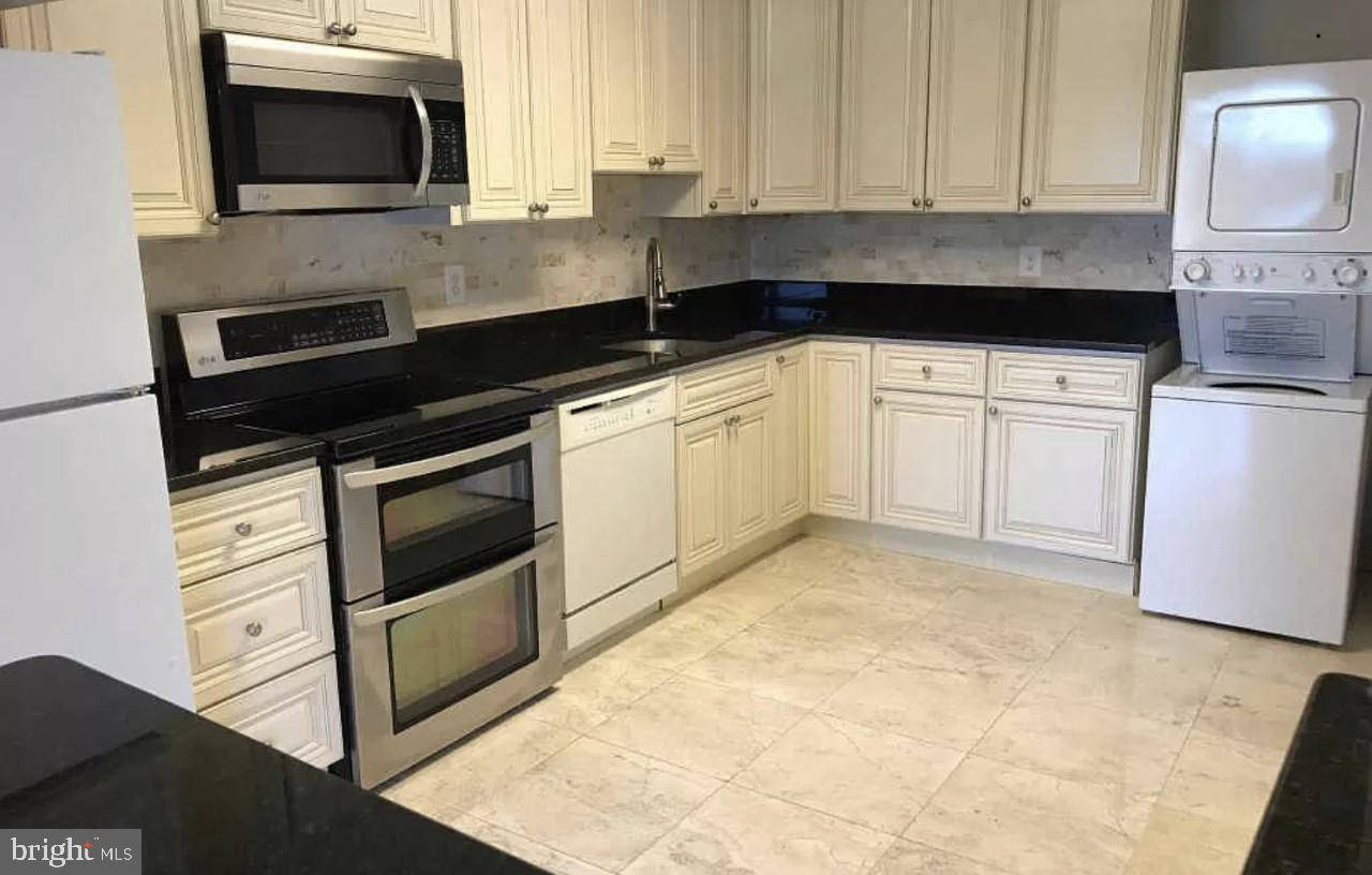 ROTONDA - Residential Lease