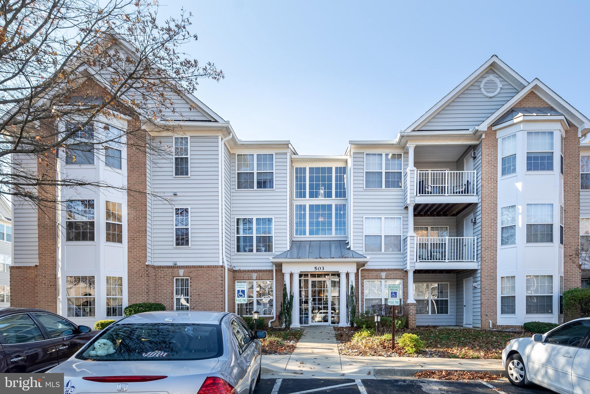 Beautiful 3rd (top) level condo in Tidewater Colony! High vaulted ceilings throughout plus an expansive open living space along with a large primary bedroom and spacious balcony contribute to making this a wonderful home. There are 2 bedrooms, 1 full bathroom (with a dual vanity and stacked washer/dryer), and 1 half bathroom. Within the community: pool, gym, tennis court, playgrounds and extensive walking trails. Only a short distance to downtown and the mall. A great place to live. Come take a look and make this your home!