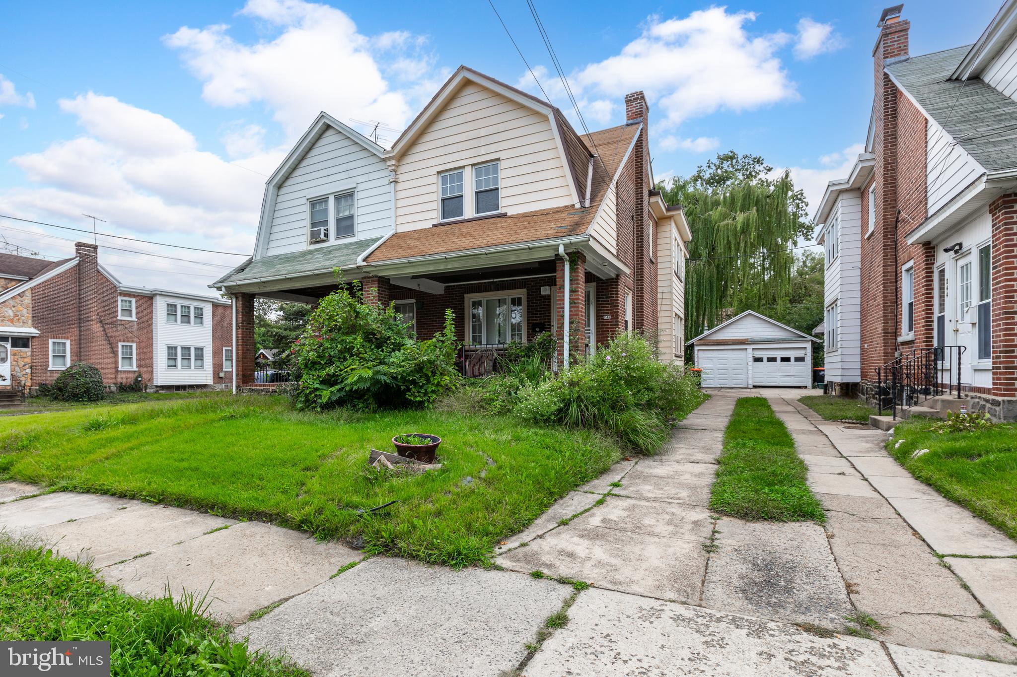 Welcome to 248 W Mowry Street! This three bedroom, one bathroom home is ready for its next owner. Whether you are a new home buyer, or a seasoned investor, this property offers a clean slate for you to make it yours. Schedule your showing today while it is still available!