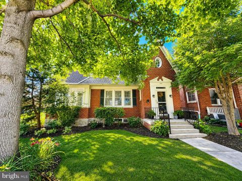 Photo of 1214 Oak Hill Avenue, HAGERSTOWN, MD 21742 (MLS # MDWA2038040)
