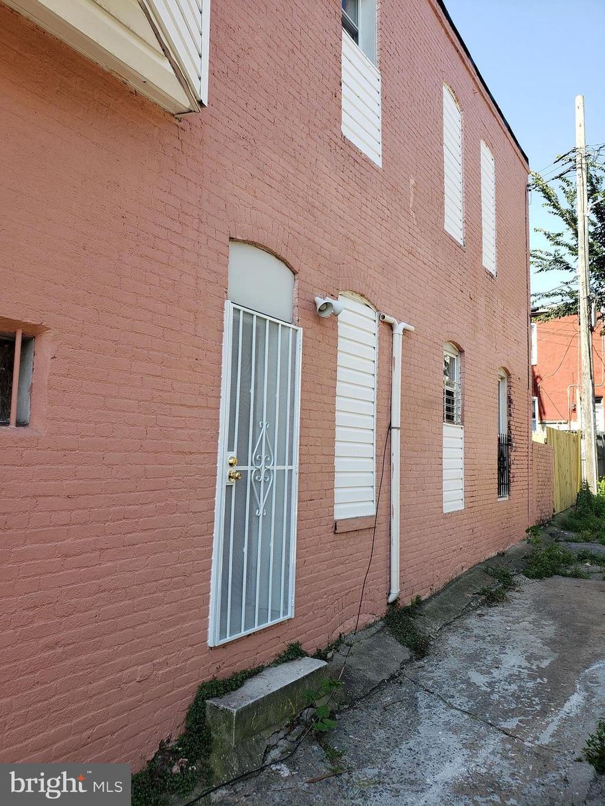 This newly updated end unit rowhome comes with 3 spacious bedrooms  1 full bath, washer & dryer on the upper level, Central AC, fenced in rear patio space. Unfinished basement could be used for extra storage space. Located approximately a mile from John Hopkins. 
 Applicants use Rent Spree rental application processing.