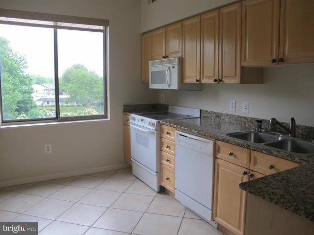 TURNBERRY COURTS AT LEIS - Residential