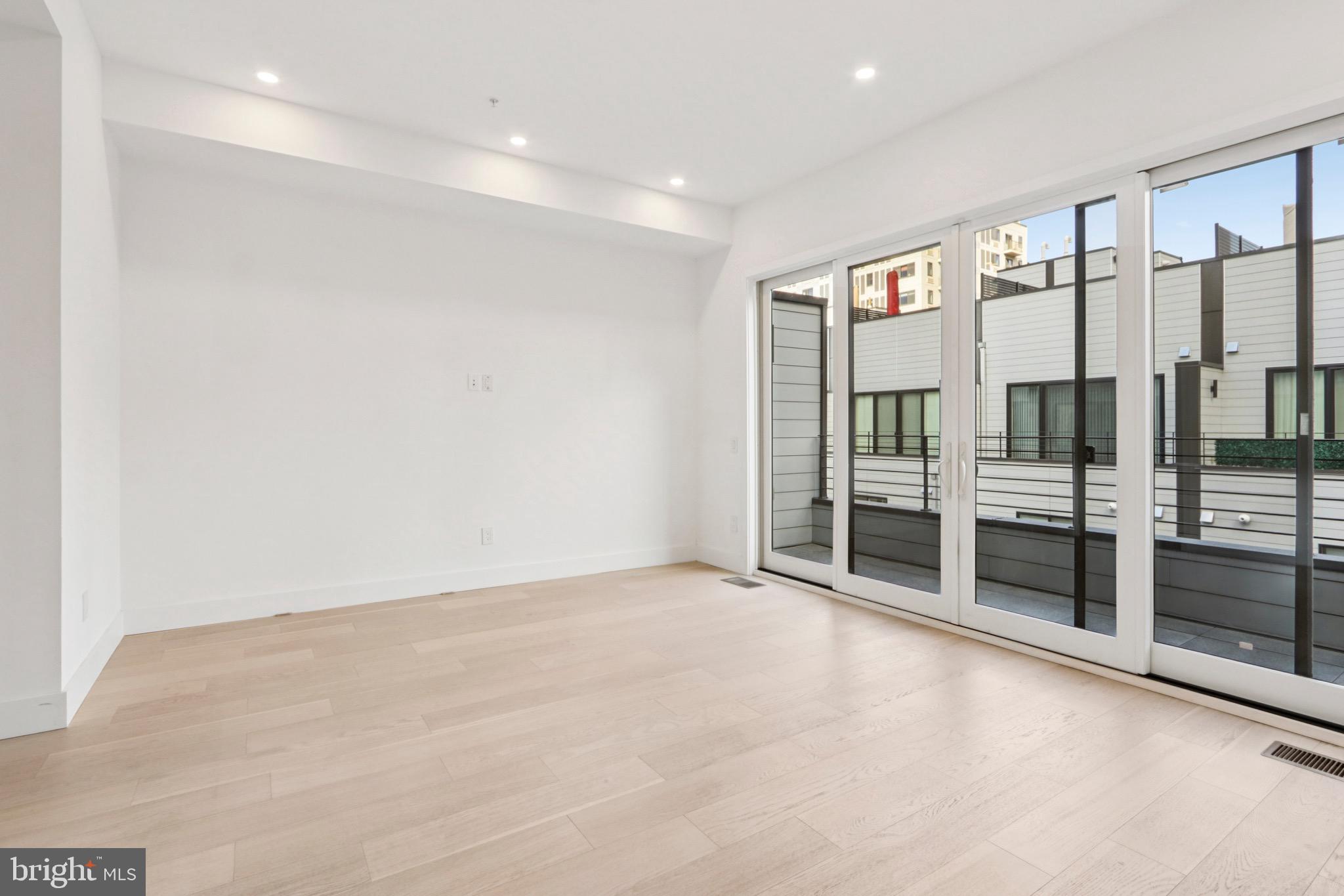 LOGAN SQUARE - Residential