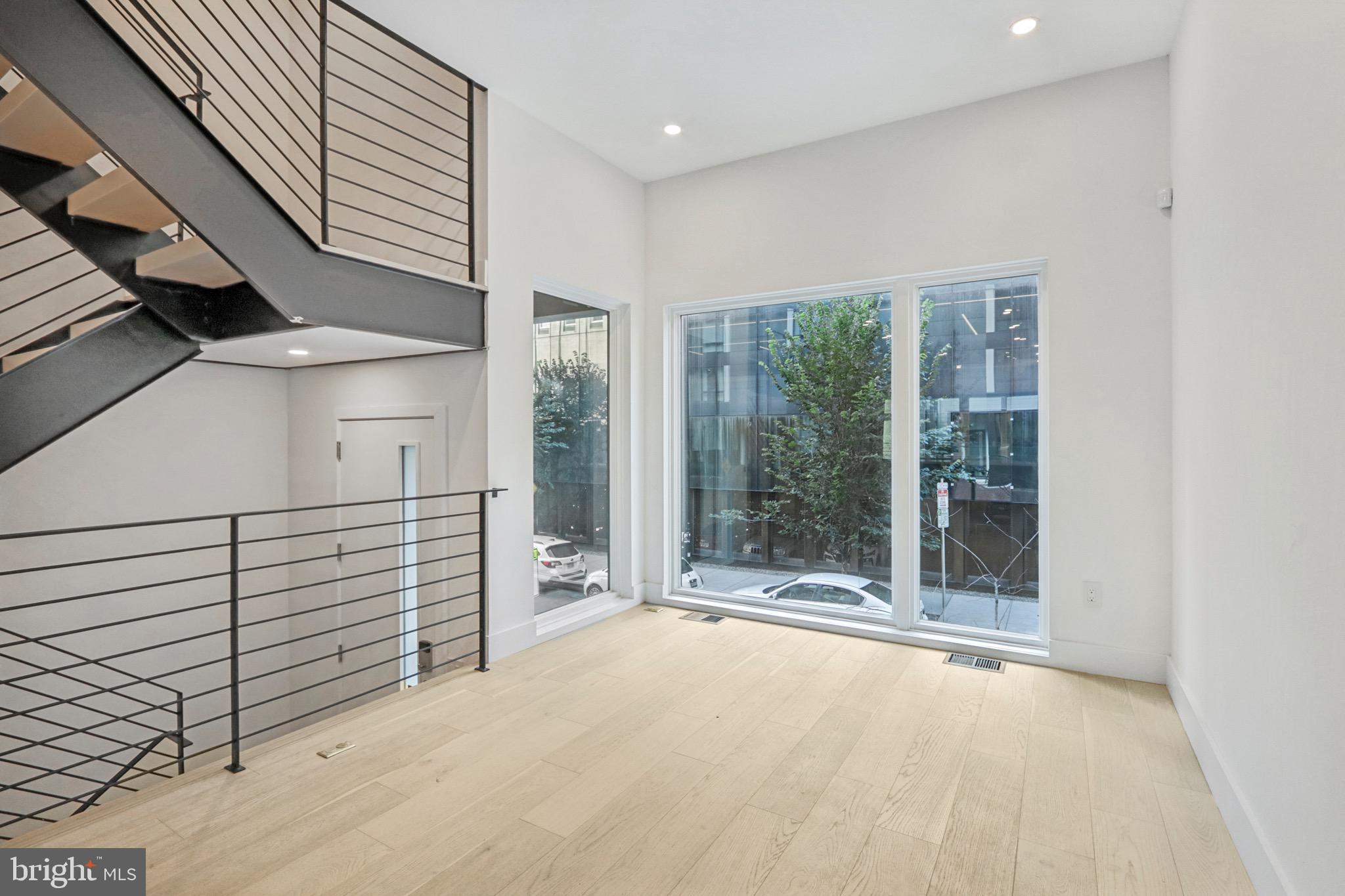 LOGAN SQUARE - Residential