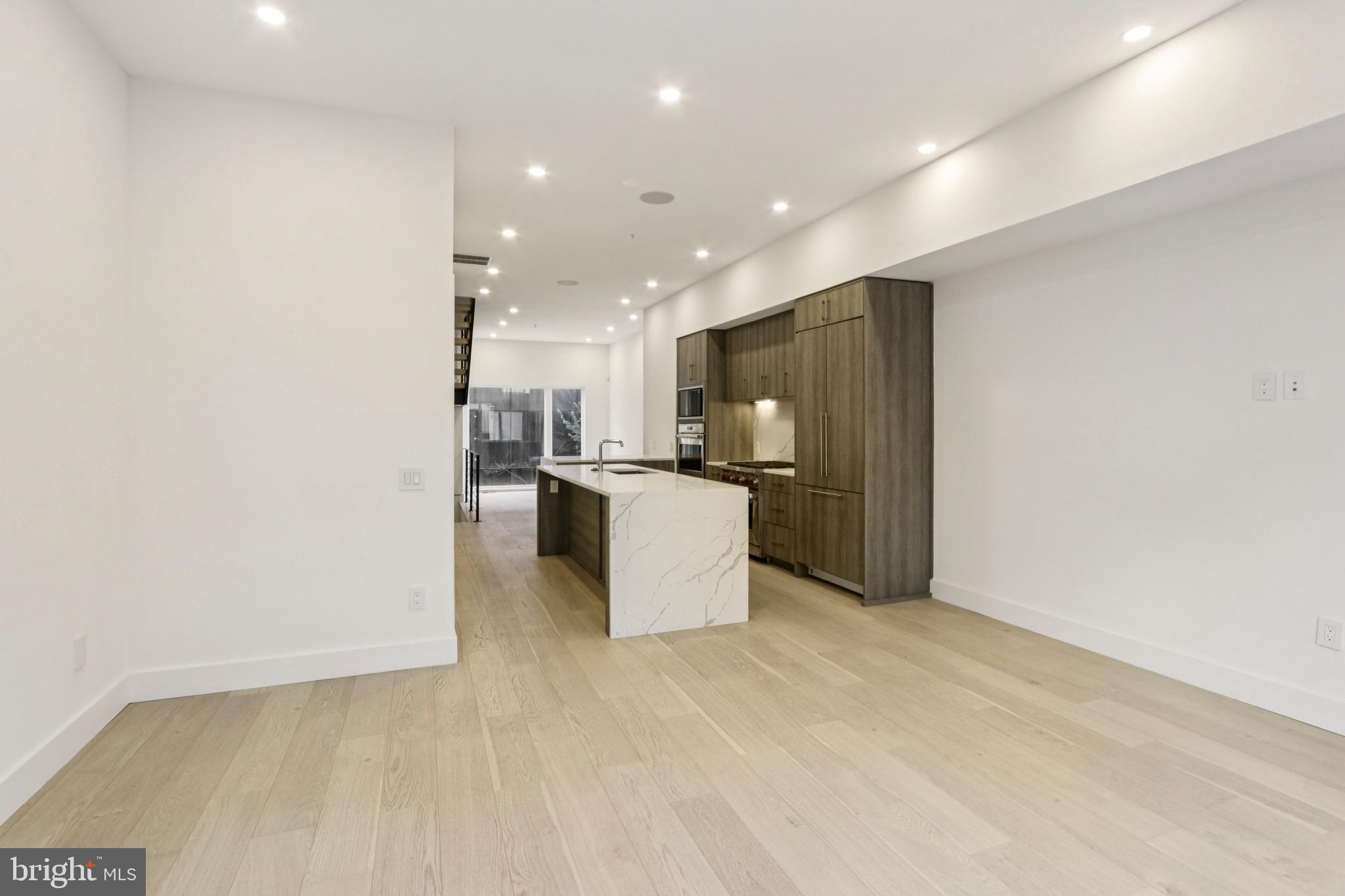 LOGAN SQUARE - Residential