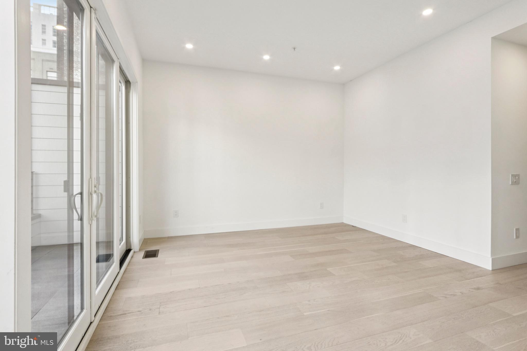 LOGAN SQUARE - Residential