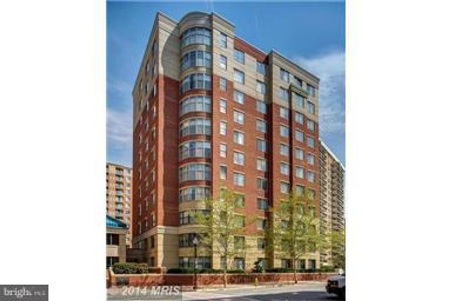 Private Corner 2BR/2BA Unit w/ tons of light & Balcony overlookS Pool!NO NEIGHBORS TO RIGHT OR TOP OF LR. Kit w/ Silestone, brkfast bar, gas cooking. New Bamboo Hrdwd Flrs in LR/DR/Hall. New stain-resistant crpt in BR's! MBR Walk-in closet w/ Elfa closet organizer, MBA w/ jacuzzi tub! Grt amenities: Fitness Ctr,Extra Storage, Pool! 4-5 Blocks to Ballston & VA Sq Metros!