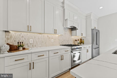 Photo of 103 E Oxford Avenue, ALEXANDRIA, VA 22301 (MLS # VAAX2066944)