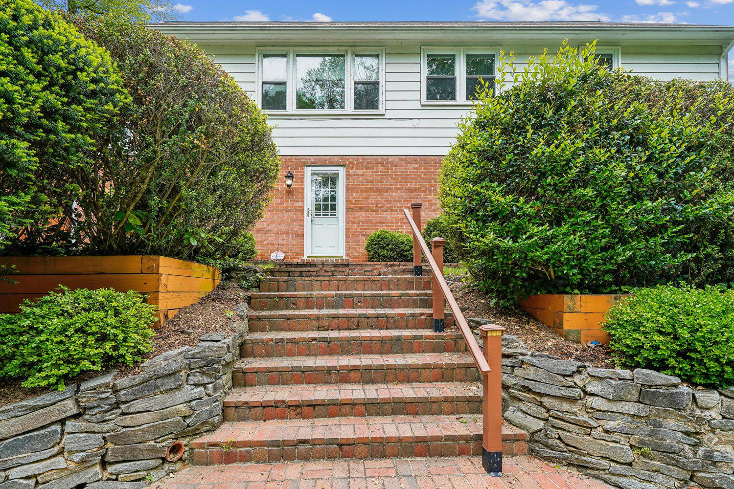 3709 CAMELOT DRIVE
