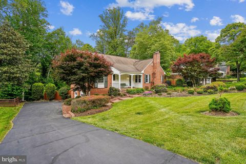 Photo of 3709 Camelot Drive, ANNANDALE, VA 22003 (MLS # VAFX2310432)