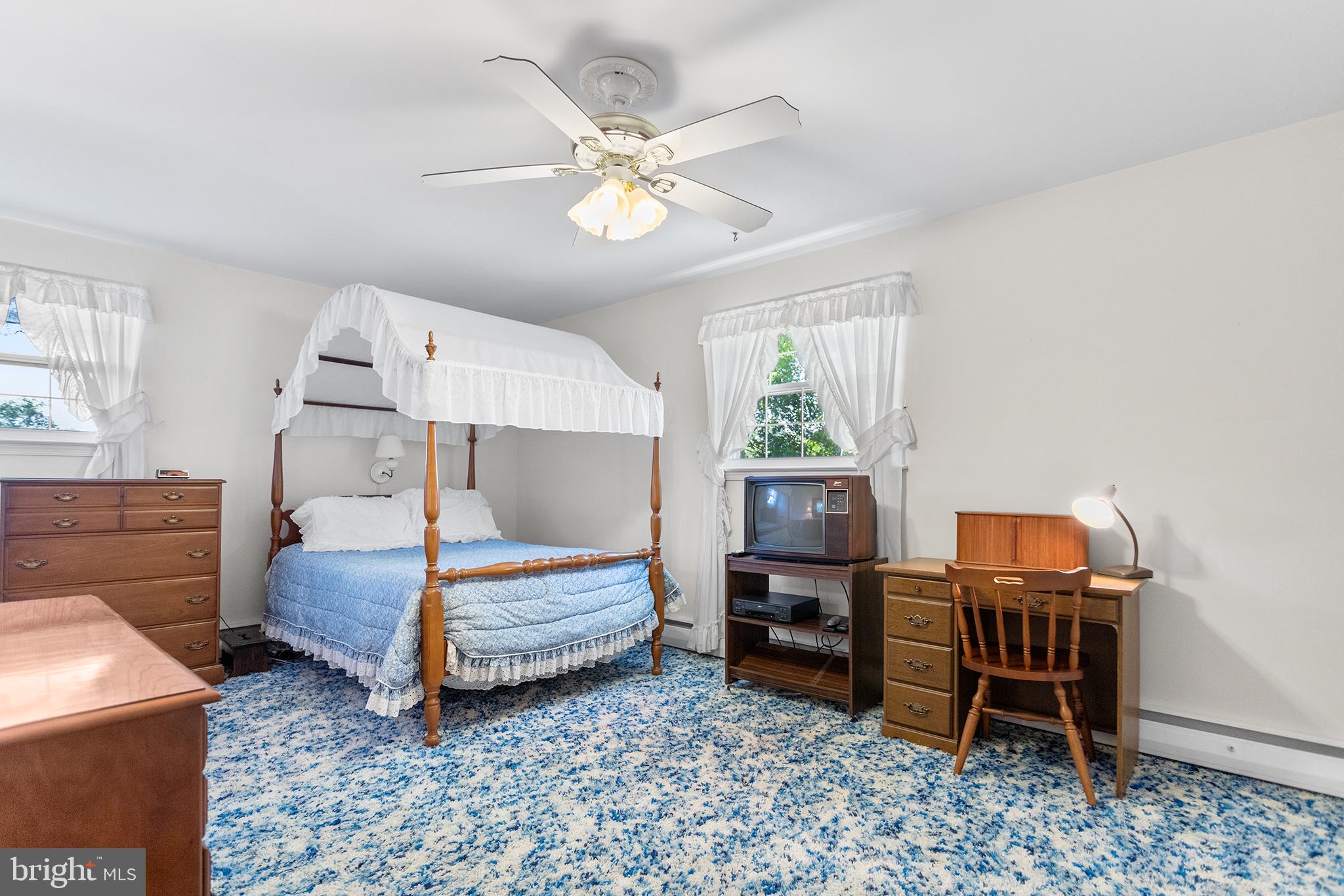 VILLAGE GREEN KNOLL - Residential