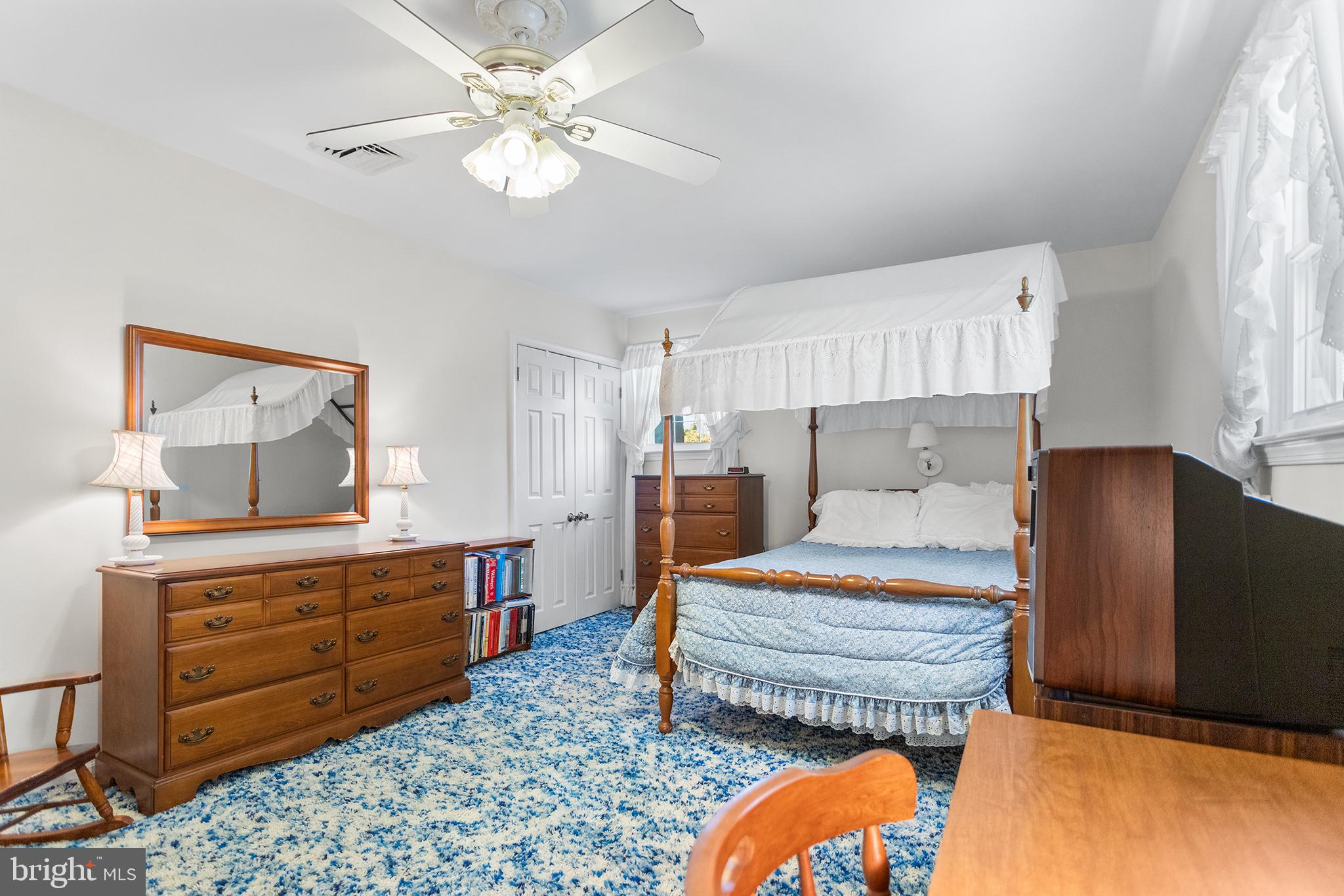 VILLAGE GREEN KNOLL - Residential