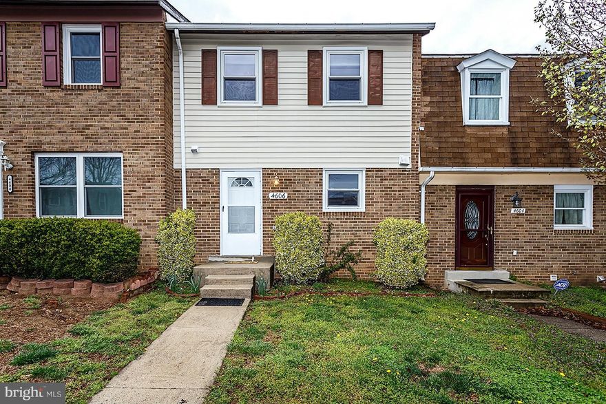 Breathtaking town home that won't last long!  This home is move in ready. Seller pays home warranty when buyer closes with Cardinal Title.