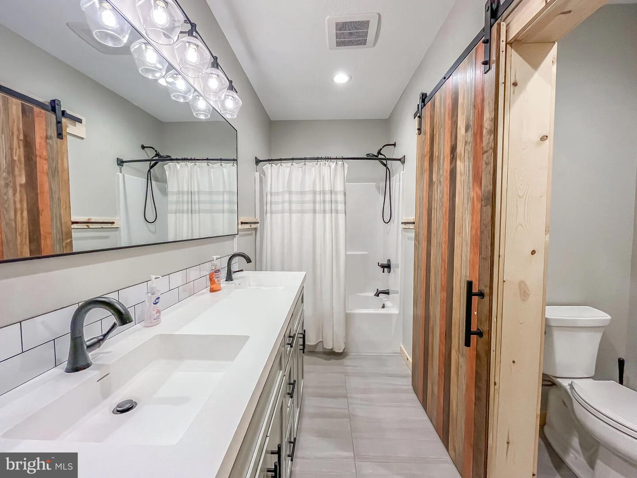 PARADISE POINT - Residential