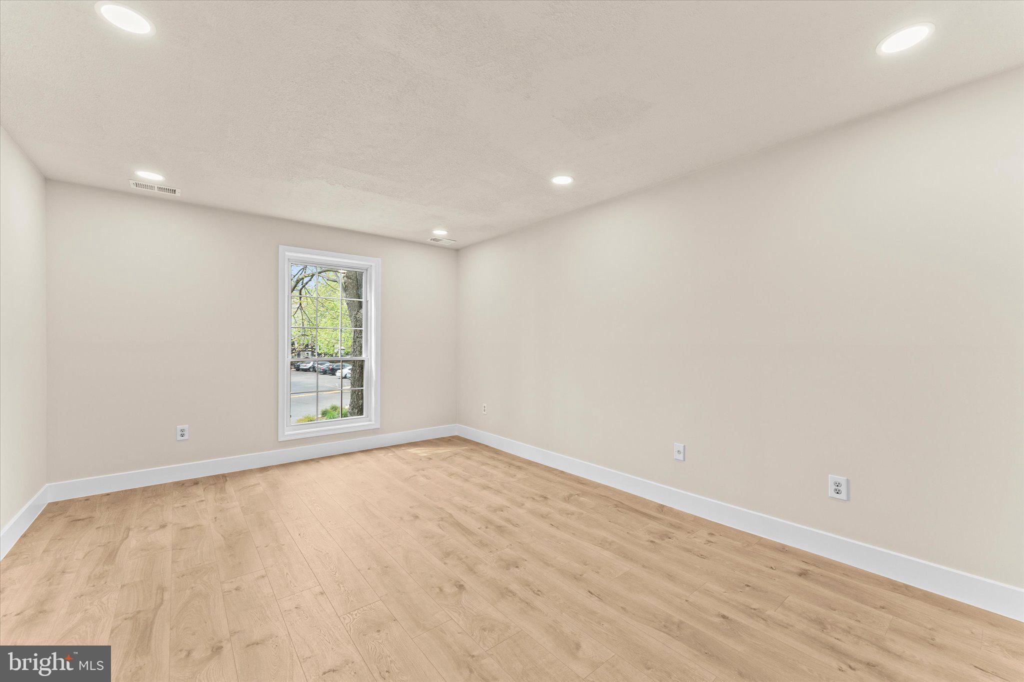 THE OAKTON - Residential Lease