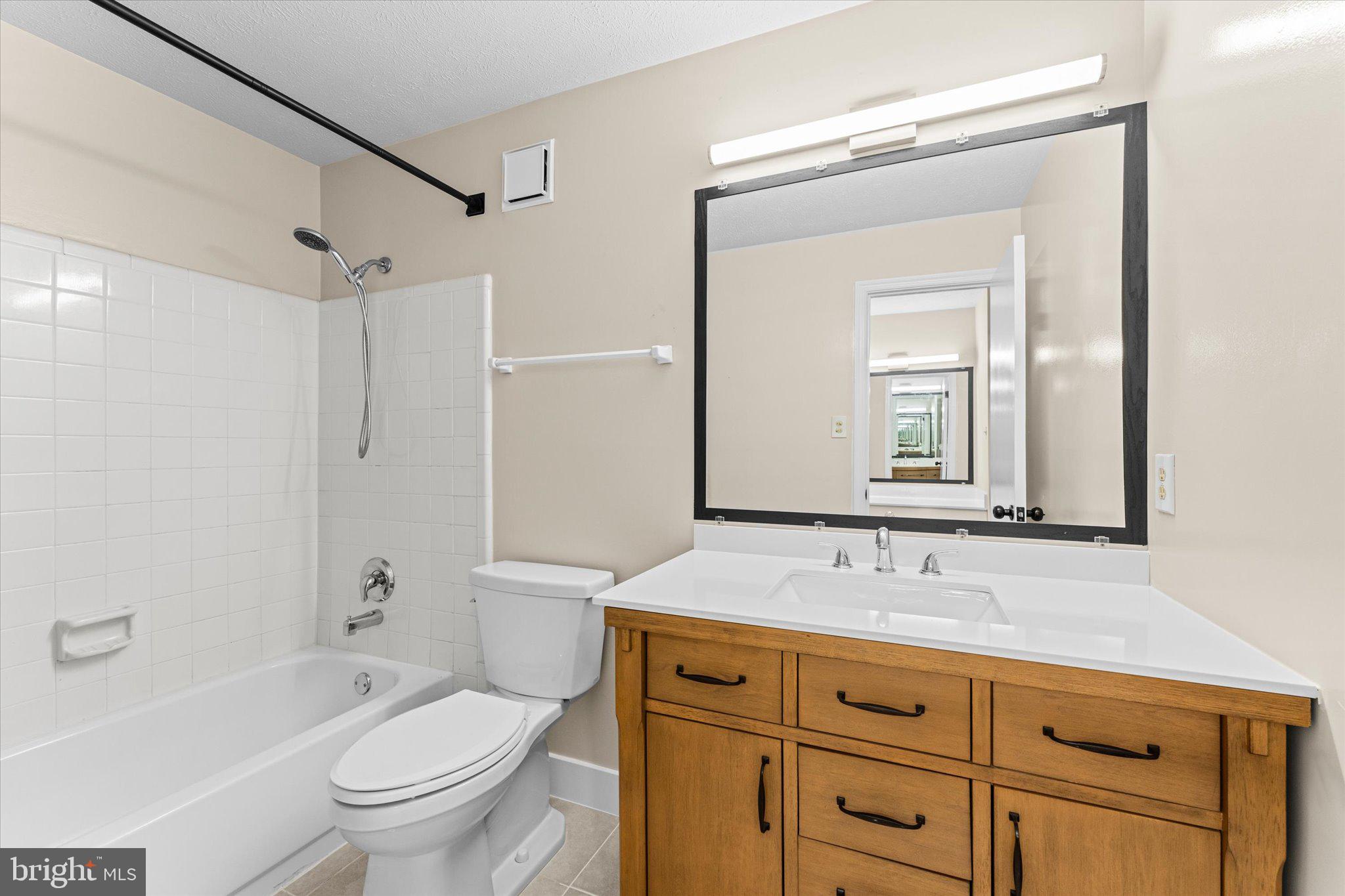 THE OAKTON - Residential Lease