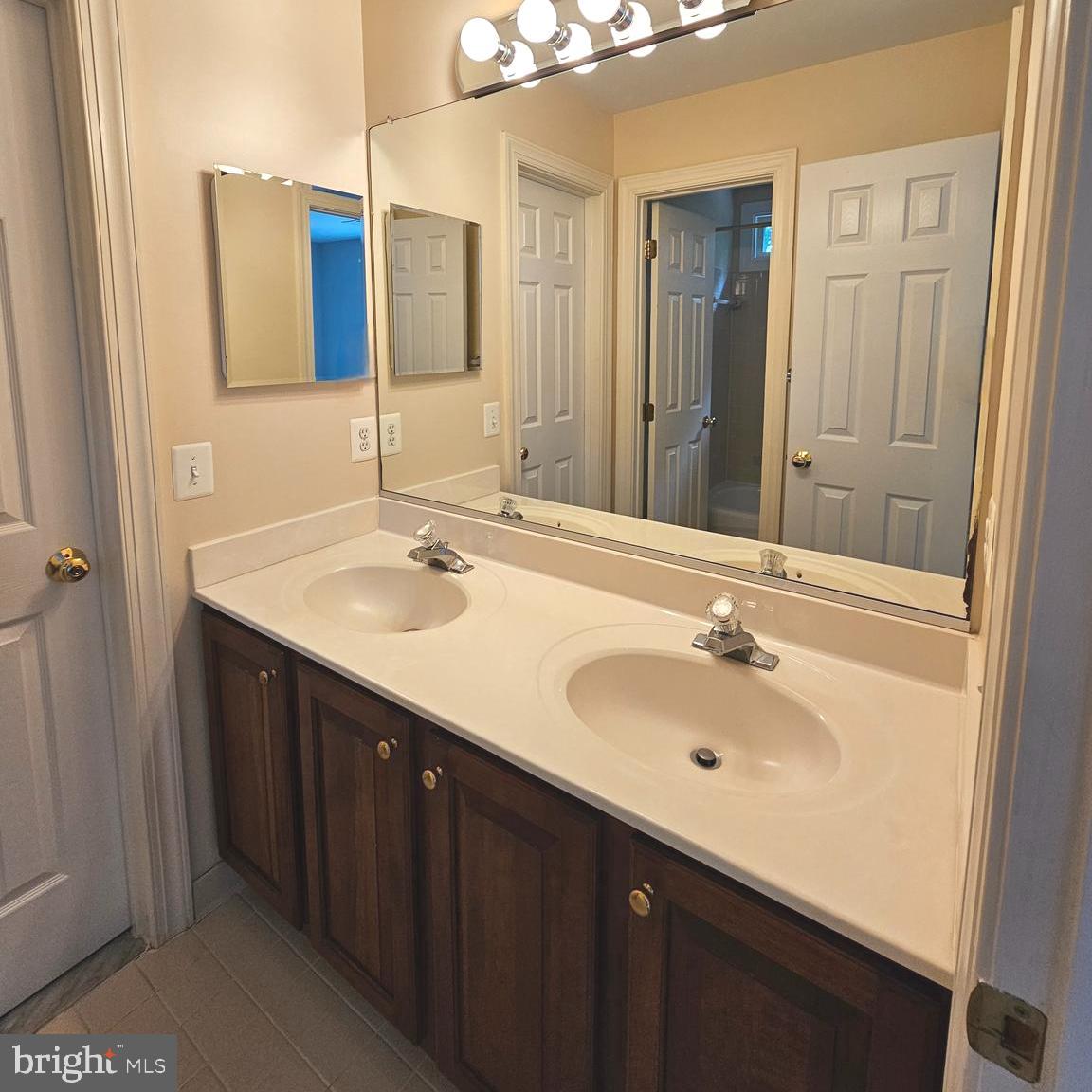 HAMPTON WOODS - Residential