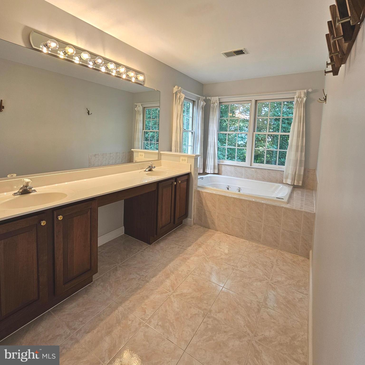 HAMPTON WOODS - Residential